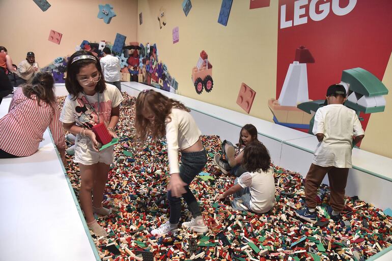 Dos piscinas llenas de ladrillos LEGO se pueden encontrar en este evento, para desplegar la creatividad de chicos y grandes.