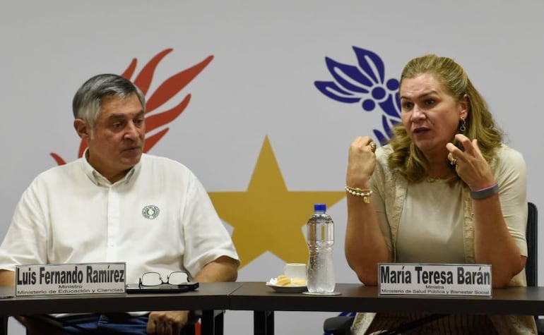 Luis Ramírez, ministro del MEC junto a María Teresa Barán, ministra de Salud Pública.