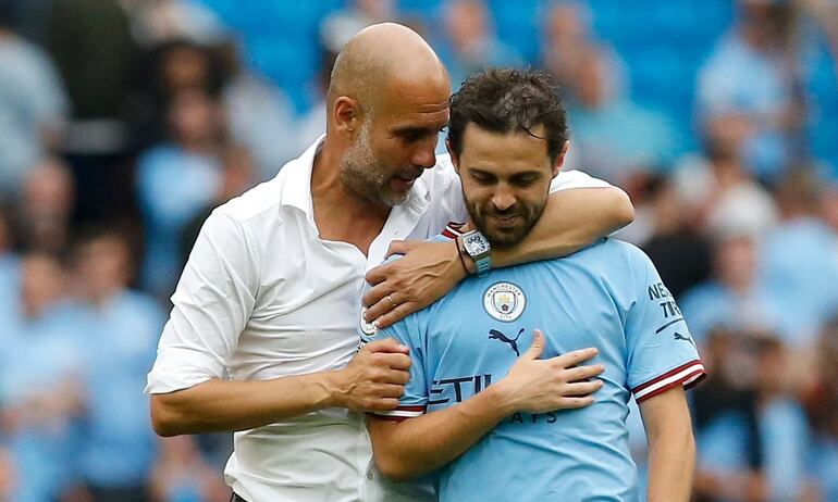 Pep Guardiola con Bernardo Silva en el Manchester City.