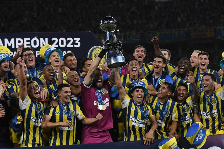 Jugadores de Rosario Central, entre ellos el paraguayo Giovanni Bogado (d) celebran con el trofeo de campeón.