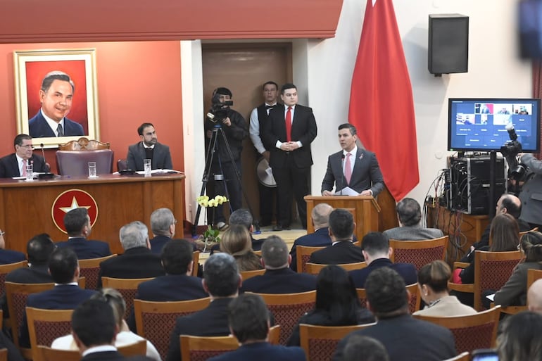 Santiago Peña exponiendo su rendición de cuentas a la ANR ante la antenta mirada de su mentor, Horacio Cartes.