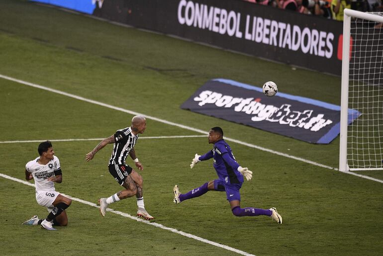 Eduardo Vargas (c) de Mineiro enfrenta a John (d) de Botafogo este sábado, en la final de la Copa Libertadores entre Atlético Mineiro y Botafogo en el estadio Más Monumental en Buenos Aires (Argentina).