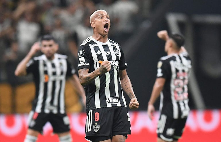 El brasileño Deyverson, futbolista del Atlético Mineiro, celebra la victoria frente a River Plate por la ida de las semifinales de la Copa Libertadores 2024 en el Arena MRV, en Belo Horizonte, Brasil. 