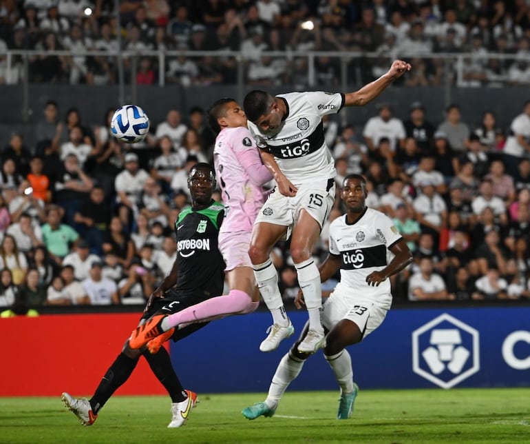 Mateo Gamarra se adelanta al arquero Mier para anotar el gol de Olimpia