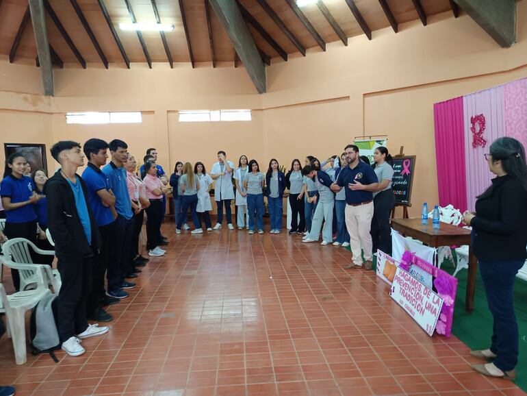 Una gran afluencia de personas se hizo presente en la charla informativa sobre la prevención temprana del cáncer de mama.