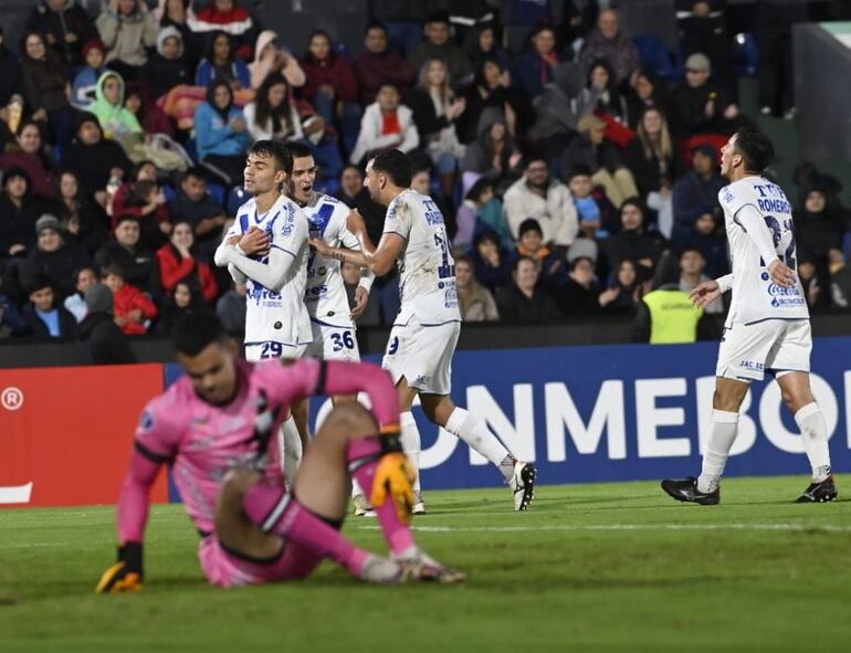 Festejo de los jugadores de Ameliano tras el gol de Valdez