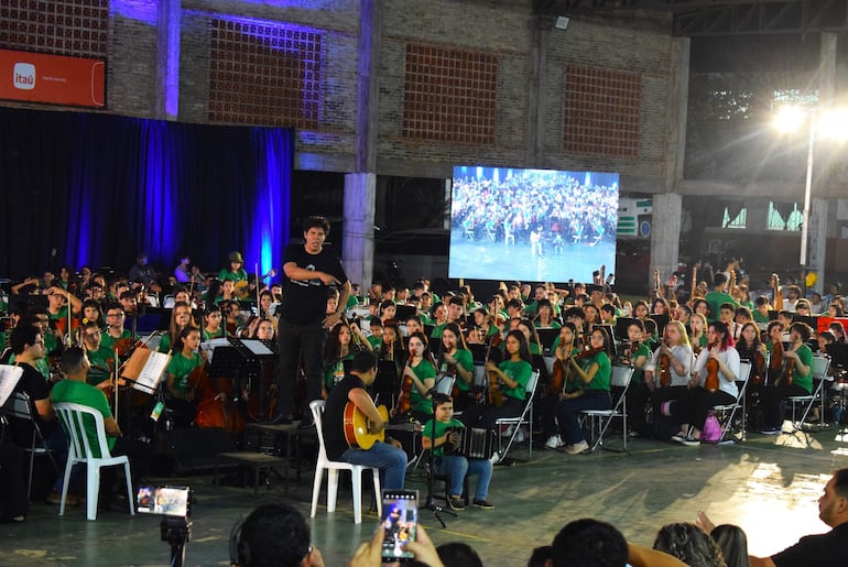 En bandoneón el artista carapegüeño Sergio Barrios, deleitó a los presentes con el tema “Mercedita”.