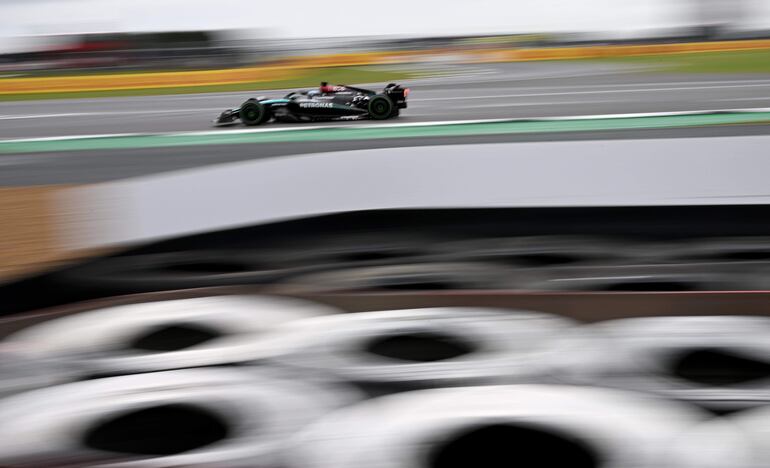 El Mercedes del piloto británico George Russell durante la clasificación del Gran Premio de Gran Bretaña de la Fórmula 1 en el Circuito de Silverstone, en Silverstone, Inglaterra.