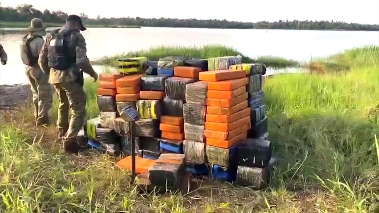 El cargamento de marihuana fue localizado a orillas del lago Itaipú.