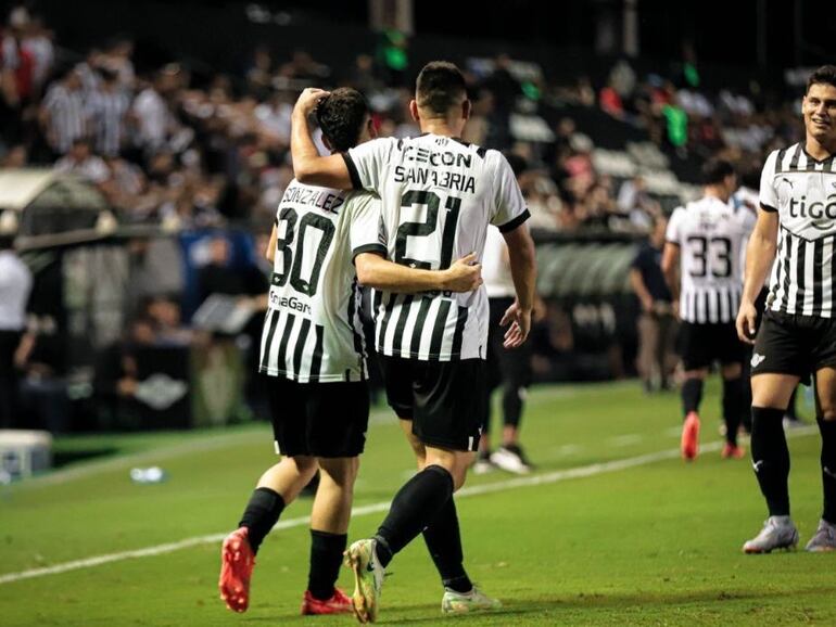 Enso González (i), futbolista de Libertad, celebra un gol por el torneo Apertura 2023 del fútbol paraguayo en el estadio La Huerta, en Asunción.