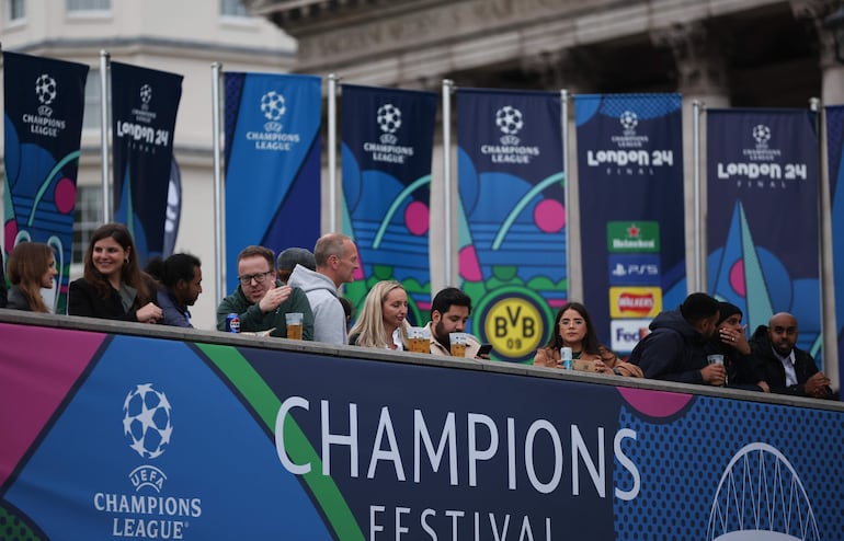 Los aficionados en los alrededores del estadio de Wembley antes de la final de la Champions League entre el Borussia Dortmund y el Real Madrid en Londres. 
