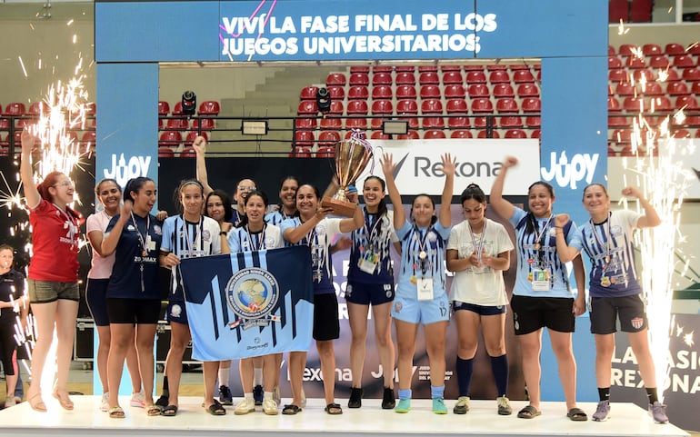 Uno de los equipos femenino que subió al podio de los campeones a disfrutar del triunfo.