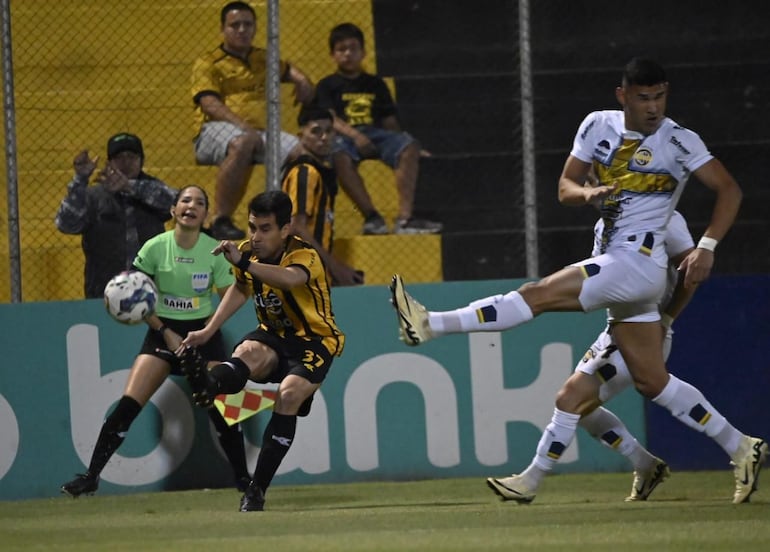 Daniel Pérez intenta hacer llegar el balón al centro del área de Trinidense