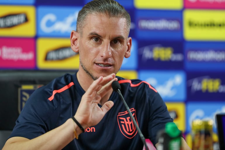 El entrenador de la selección de fútbol de Ecuador, Sebastián Beccacece, habla durante una rueda de prensa este miércoles, en Quito (Ecuador).