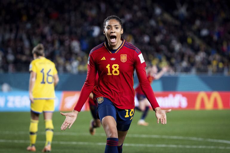 AUCKLAND (NUEVA ZELANDA), 15/08/2023.- La jugadora española Salma Paralluelo (c) celebra tras marcarle un gol a Suecia durante la semifinal del Mundial femenino de fútbol disputado entre España y Suecia este martes en Auckland (Nueva Zelanda). EFE/Pablo García/RFEF SOLO USO EDITORIAL/SOLO DISPONIBLE PARA ILUSTRAR LA NOTICIA QUE ACOMPAÑA (CRÉDITO OBLIGATORIO)
