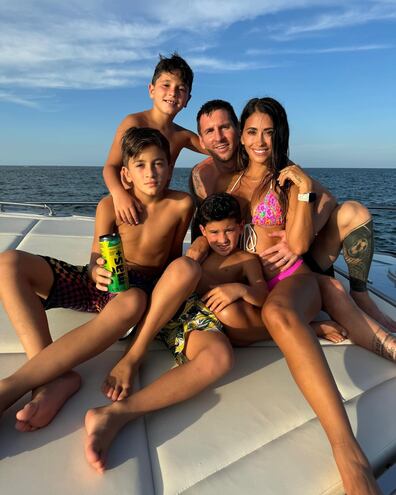 ¡Postal familiar! Leo Messi y Anto Roccuzzo con sus hijos Thiago, Mateo y Ciro.