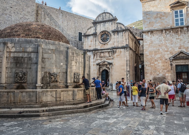 Dubrovnik, Croacia: Fuente del Gran Onofrio e Iglesia de San Salvador en la calle Stradun.