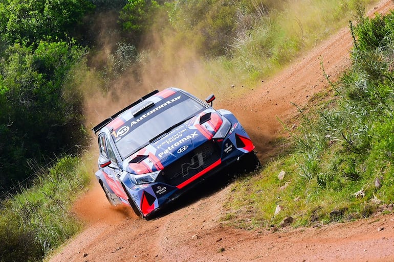 En tierras uruguayas y por segundo año consecutivo, el paraguayo Fau Zaldívar conquistó el Campeonato Sudamericano de Rally FIA/Codasur, alcanzando el bicampeonato continental, junto al argentino Marcelo der Ohannesian.