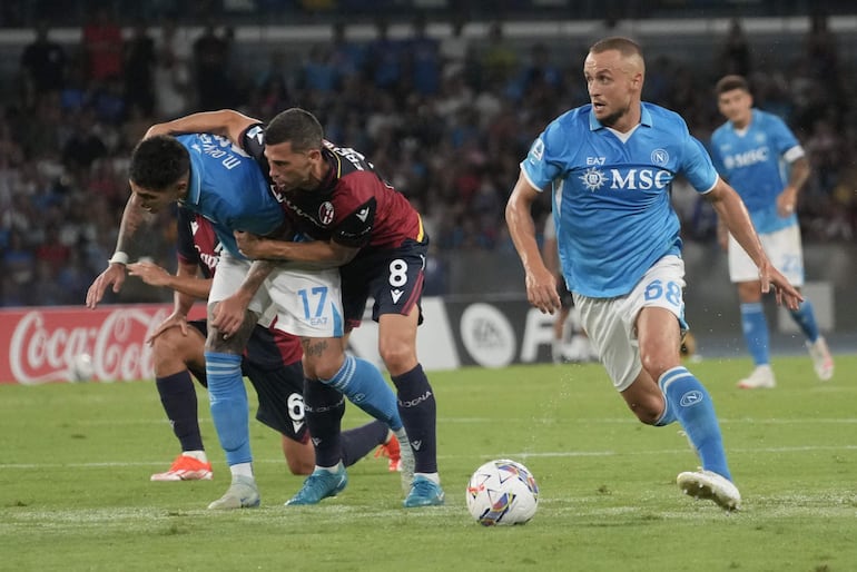 Naples (Italy), 25/08/2024.- Napoli'Äôs midfielder Stanislav Lobotka (R) in action during the Italian Serie A soccer match SSC Napoli vs FC Bologna at 'Diego Armando Maradona' stadium in Naples, Italy, 25 August 2024 (Italia, Nápoles) EFE/EPA/CESARE ABBATE
