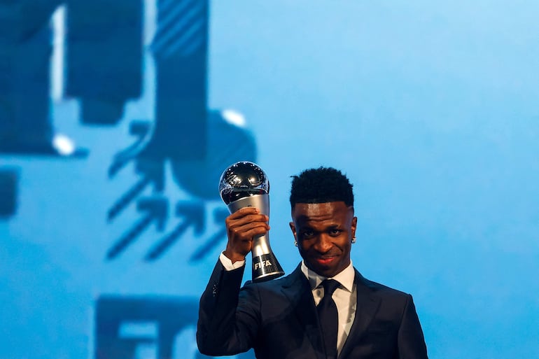 El delantero brasileño Vinicius Junior levanta su trofeo al Mejor Jugador durante la ceremonia de los premios Best FIFA Football Awards 2024 en Doha el 17 de diciembre de 2024.