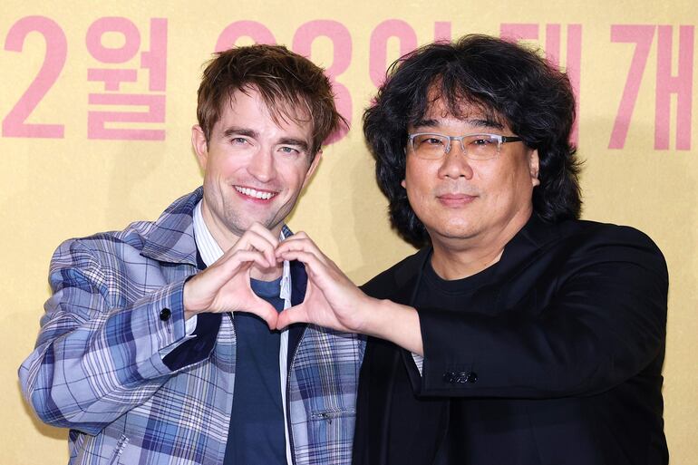 Robert Pattinson y Bong Joon-ho en una foto tomada tras la conferencia de prensa.