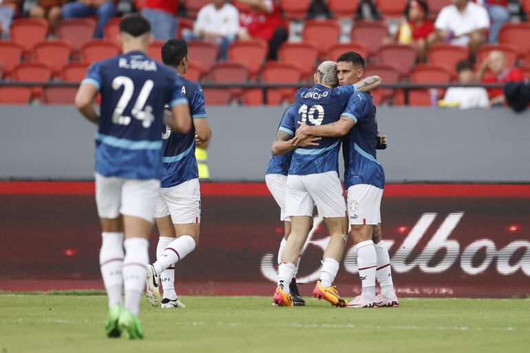 Los jugadores de la selección paraguaya celebran un gol en el partido amistoso frente a Panamá en el estadio Rommel Fernández en Ciudad de Panamá, Panamá.