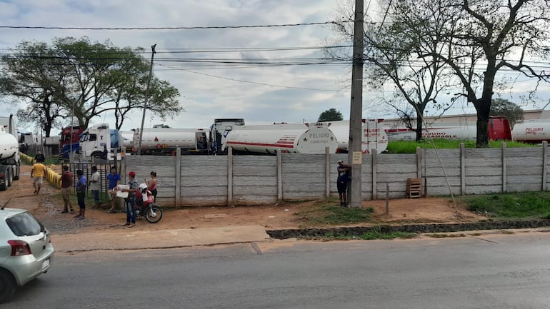 Estacionamiento en San Antonio en el que existen cientos de camioneros con choferes bolivianos.