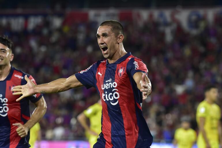 Gustavo Velázquez, futbolista de Cerro Porteño, celebra un gol en el partido frente a Recoleta FC por la quinta fecha del torneo Apertura 2025 del fútbol paraguayo en el estadio La Nueva Olla, en Asunción, Paraguay.