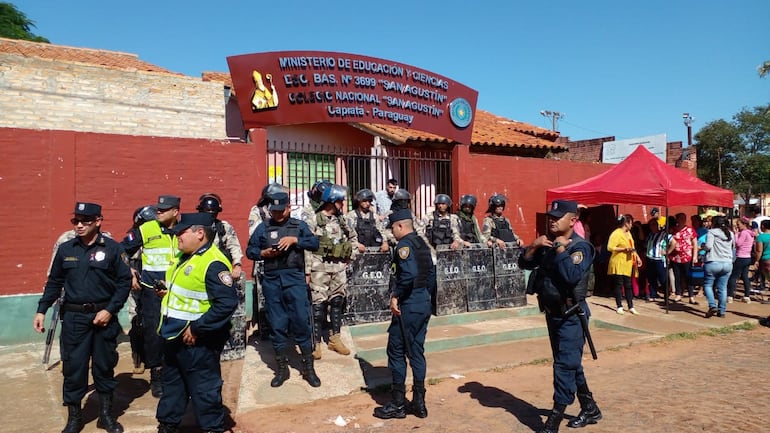 Agentes de la Comisaría jurisdiccional y las Fuerzas Especiales resguardaron el lugar, luego de la apertura del portón del Colegio San Agustín.