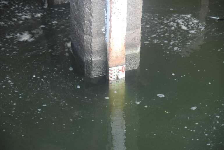 Regla de medición del nivel del río Paraguay bajo el muelle del Puerto de Asunción, este lunes 18 de marzo.