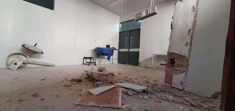 La sala donde ocurrió el derrumbe de parte del techo y pared en el Hospital Distrital de Hernandarias.