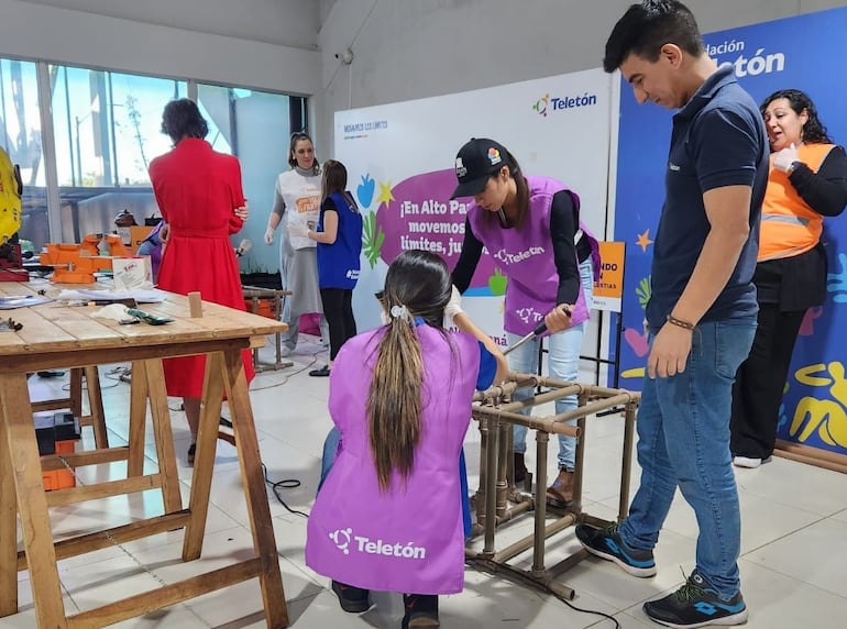 Voluntarios de Teletón participaron e la actividad.