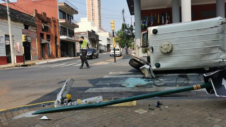 Un choque con vuelco de ambulancia ocurrió este domingo sobre la calle 25 de mayo casi Estados Unidos.