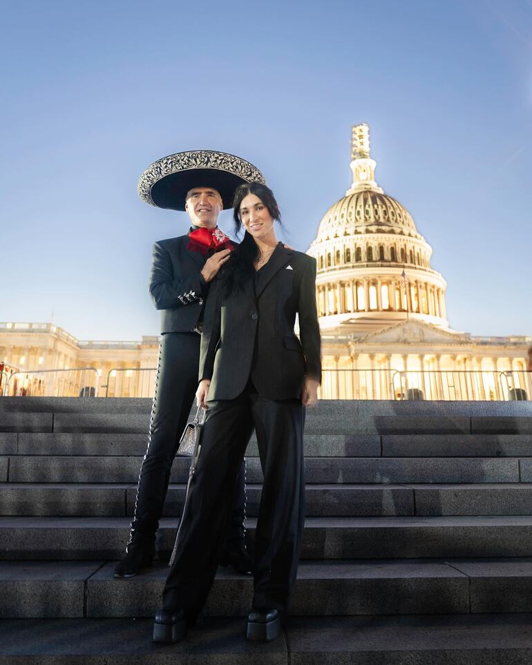 Alejandro Fernández y su novia Karla Laveaga. (Instagram/Alejandro Fernández)