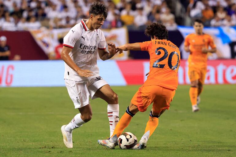 CHICAGO, ILLINOIS - JULY 31: Hugo Cuenca of AC Milan fights for the ball with Fran Garcia of Real Madrid during a Pre-Season Friendly match between AC Milan and Real Madrid at Soldier Field Stadium on July 31, 2024 in Chicago, Illinois.   Justin Casterline/Getty Images/AFP (Photo by Justin Casterline / GETTY IMAGES NORTH AMERICA / Getty Images via AFP)