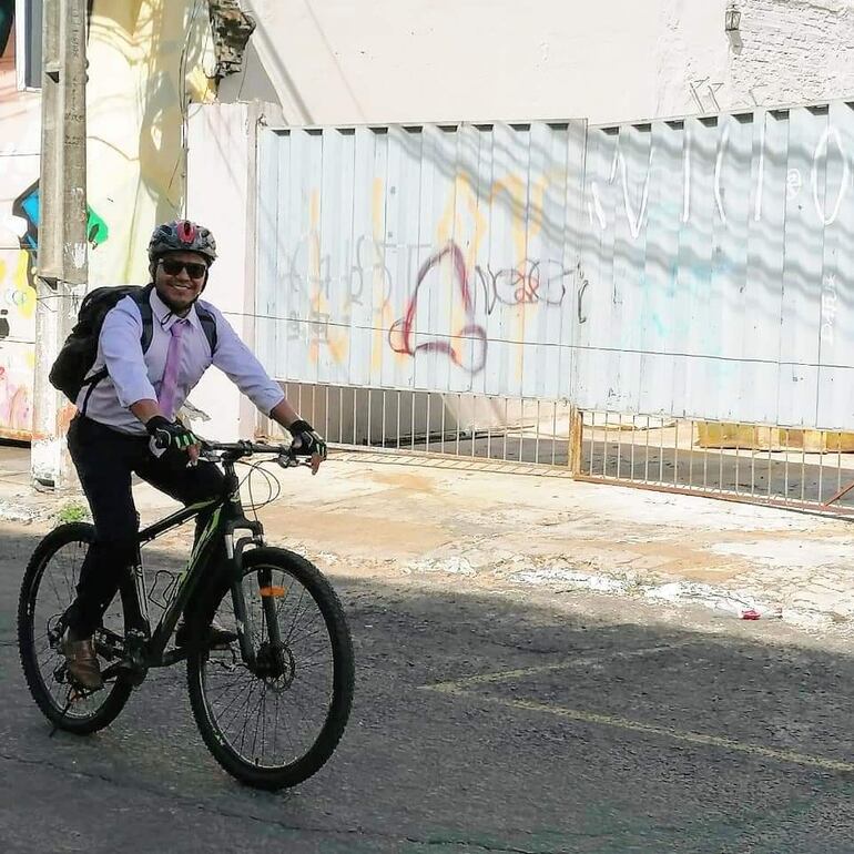 Ir al trabajo en bicicleta es posible. El ciclista Alcides Ramírez lleva años haciéndolo.