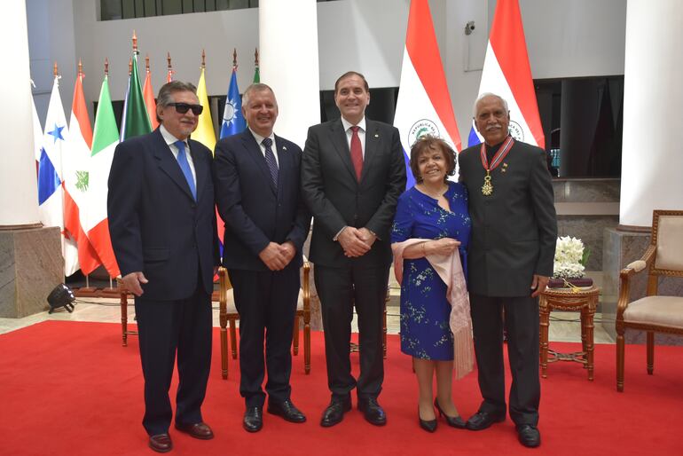 El Ing. Luis Cubilla; el ministro de Agricultura, Ing. Santiago Bertoni; el canciller nacional, Julio César Arriola y el Dr. Mohan Kohli y señora esposa.