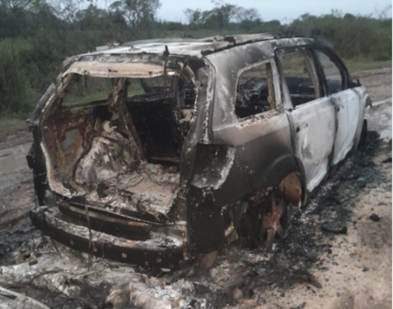 Vehículo utilizado para el asalto fue posteriormente incinerado a orillas del río Paraguay.