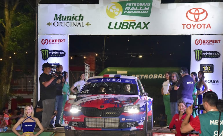 José Luis Jacquet junto a Jorge González, en el Skoda Fabia R5, en la rampa de partida anoche en Villarrica, para el Rally del Guairá.