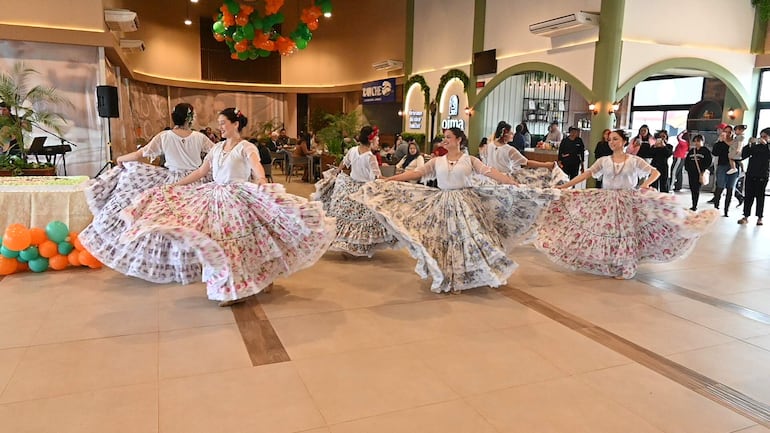 Bailarinas del ballet municipal cautivaron al público con sus danzas típicas.