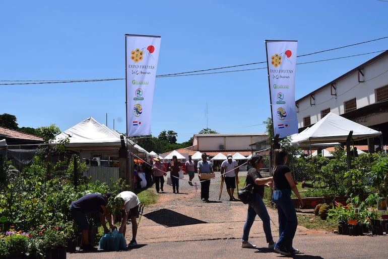 Un gran movimiento de personas que compraban frutas, verduras y plantas fue la constante en este primer día de la Expo Frutas.