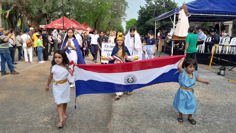 Los niños dieron un colorido especial a la marcha realizada en la localidad de Villeta.