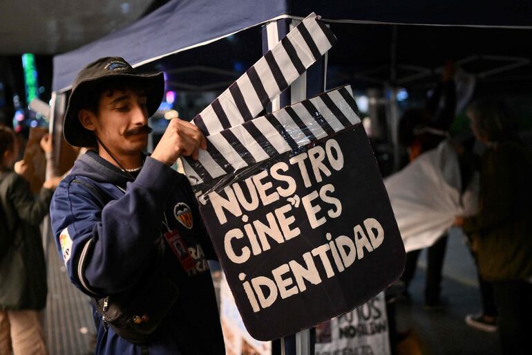 Un hombre participa en una protesta contra medidas del presidente argentino Javier Milei que afectan a la industria del cine, en Buenos Aires, en abril de este año.