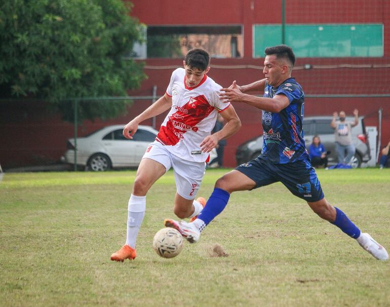 Alexander Vázquez intenta avanzar ante la presencia de Adolfo Cáceres. (Foto: APF)