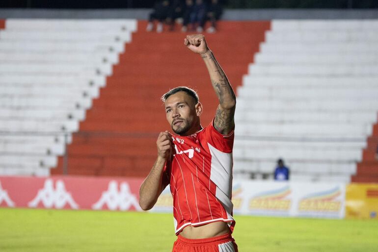 Jorge Sanguina (25 años), el segundo goleador del torneo Apertura, marcó el único gol anoche en el triunfo de General Caballero sobre 2 de Mayo y llegó a ocho anotaciones.