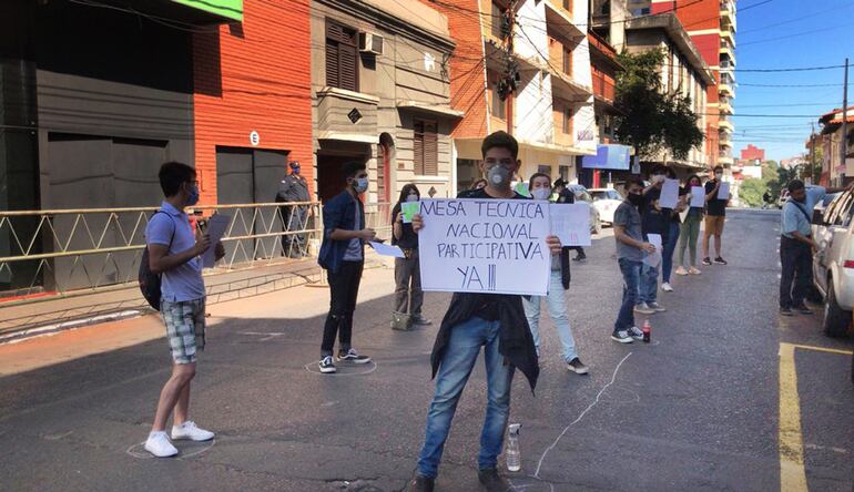 Estudiantes de Fenaes protestaron ayer frente al MEC exigiendo una mesa participativa.