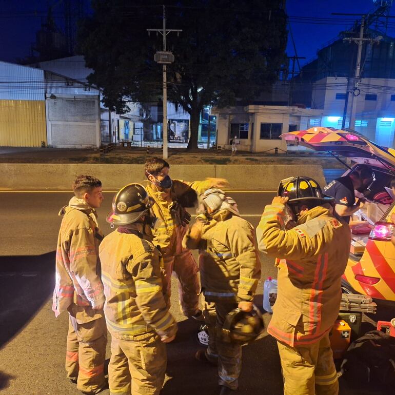 Los bomberos con equipos especiales ante el fuerte olor en los alrededores.