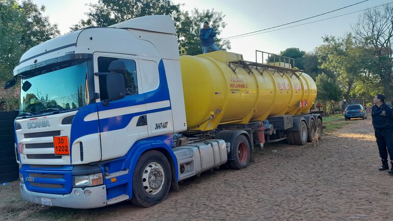 Momento en que un técnico saca muestras del combustible para la verificación de la calidad del carburante.