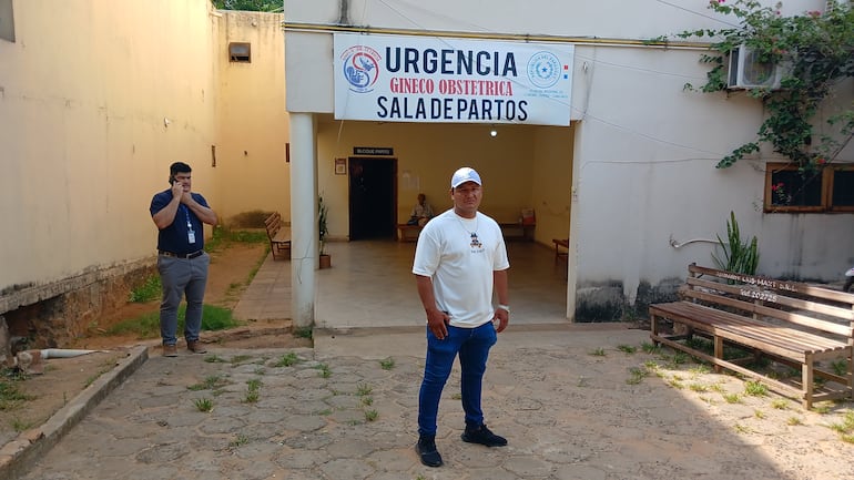 Guillermo Penayo (con remera blanca), padre del bebé fallecido, y el doctor Carlos Vera en el acceso a Urgencias del Hospital Materno Infantil de Coronel Oviedo.