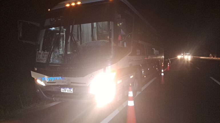 El bus que atropelló a un peatón sobre la Ruta PY02.